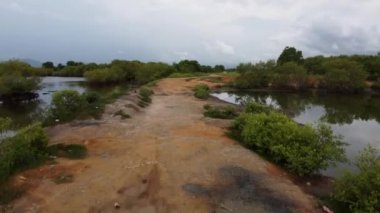 Bataklık yakınlarında hava manzaralı kırmızı toprak yolu