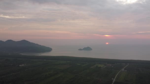 Aerial Dolly Widok Zachód Słońca Niebo Nad Zieloną Plantacją Pobliżu — Wideo stockowe