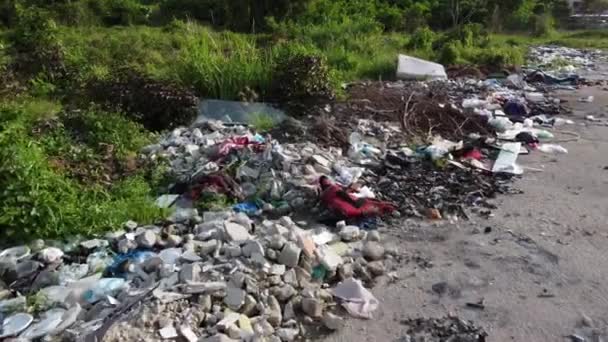 屋外で違法ゴミ捨て場へ — ストック動画
