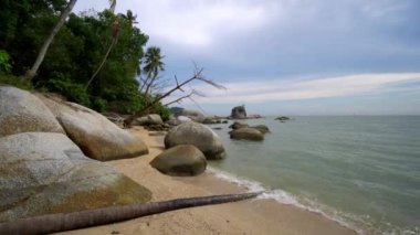 Kıyıların yanındaki kayalarla yavaşça denize doğru ilerleyin.