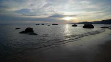 Siluet yumuşak deniz suyu sahile vurdu.