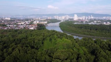 Jambatan Tunku Rahman 'ın Prai Nehri' ni geçerken yeşil çalıların üzerinden hava manzarası var.