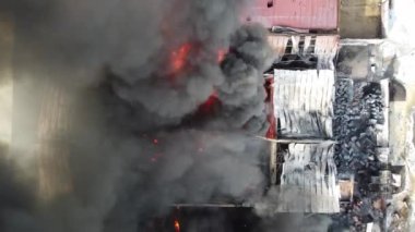 Gündüz vakti yangın nedeniyle hava görüntüsü siyah duman salınımı