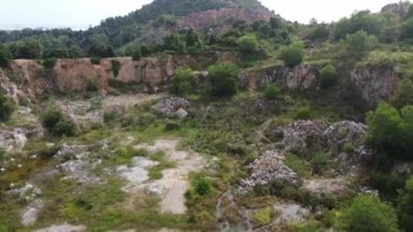 Terk edilmiş taş ocağının üzerinde uçan bir uçak..