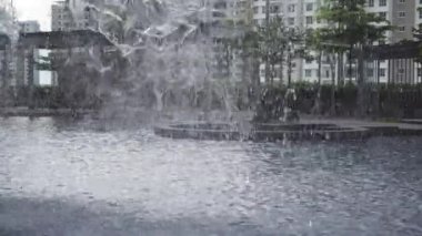 Yerleşim yerindeki havuza su düşüyor.