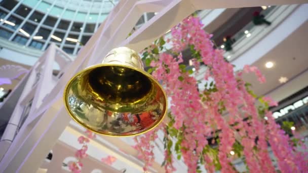 Altın Çan Dekorasyonu Içeride Asılı Arka Plan Sahte Çiçek — Stok video