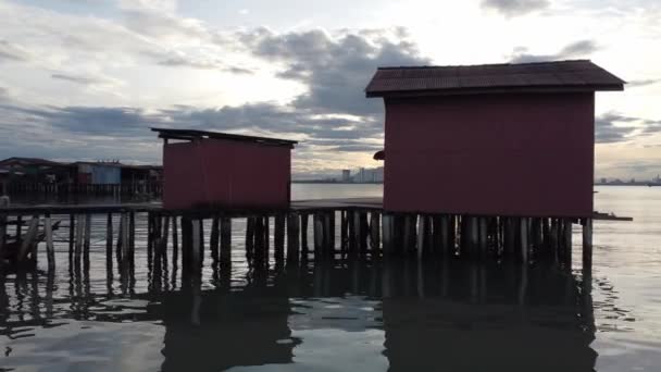 Flyg Långsamt Genom Röd Zinkbyggnad Stilt Trä Vid Klanbryggan Penang — Stockvideo