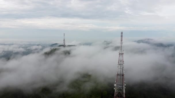 Αεροφωτογραφία Δύο Πύργο Τηλεπικοινωνιών Στην Ομίχλη Του Ομιχλώδη Σύννεφο Πρωί — Αρχείο Βίντεο