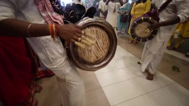 Zvolte Zaměření Rukou Hrát Indické Tradiční Buben Během Akce — Stock video