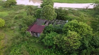 Hava manzaralı terk edilmiş ahşap bir ev.