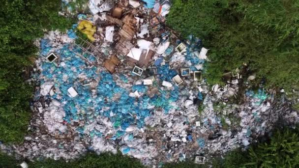 Pemandangan Udara Melihat Bawah Sampah Plastik Situs Pembuangan Sampah Ilegal — Stok Video