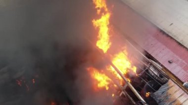 İHA görüntüsü fabrikada büyük alevler yanıyor. Siyah duman hava kirliliği