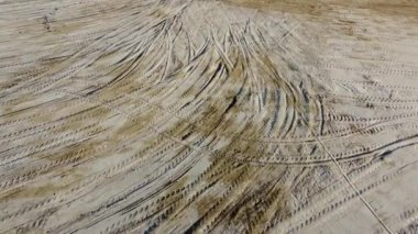 Karadaki lastik kamyonu ya da inşaat aracının hava görüntüsü