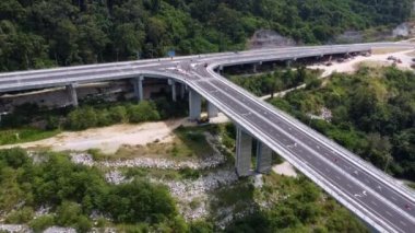 Hava manzaralı Bukit Kukus çift yolu Malezya 'nın en yüksek yükseltilmiş karayoludur