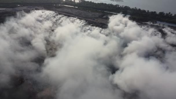 Liberación Humos Contaminación Atmosférica Durante Combustión Del Vertedero — Vídeos de Stock