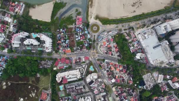 埋め立て地の近くのガーニーのロータリーでの空中ビューカー輸送 — ストック動画