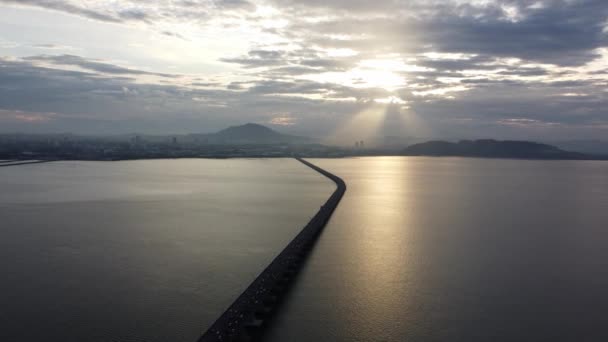 太阳光照射下槟城大桥车辆交通概况 — 图库视频影像
