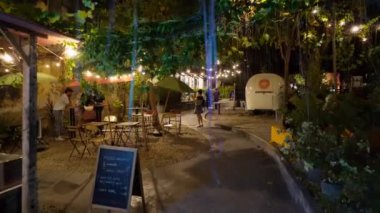 Georgetown, Penang, Malezya - 11 Aralık 2021: Hin Otobüs gece eğlencesine yavaşça ilerleyin