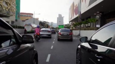 Georgetown, Penang, Malezya - 12 Aralık 2021: Jalan Dergisi 'ndeki araba arasında hareket