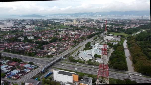 マレーシア ペナン州セベラン ペライ 2021年10月31日住宅街周辺の空中回転式追跡通信塔 — ストック動画