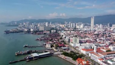 Georgetown, Penang, Malezya - 23 Aralık 2021: Gökyüzü manzaralı Penang Kaynağı Rıhtımı