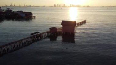 Georgetown, Penang, Malezya - 28 Aralık 2021: Gün ışığında yavaşça tahta köprü iskelesine doğru ilerleyin