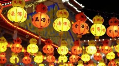 Georgetown, Penang, Malezya - 25 Şubat 2022: Renkli kırmızı ve sarı fener ve güzel ışıklandırma