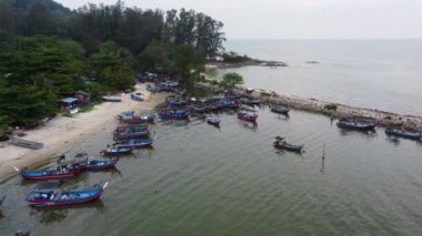 Batu Maung, Penang, Malezya - 13 Aralık 2022: Deniz manzaralı balıkçı iskelesi ve sahile yakın iskele