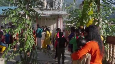 Ayer Itam, Penang, Malezya - 10 Nisan 2022: Bir grup Hintli, hayır yemeği almak için kuyruğa girdi. Konum: Arulmigu Sri Ruthra Veeramuthu Maha Mariamman Devasthanam