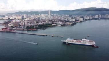 Georgetown, Penang, Malezya - 12 Haziran 2022: Hava manzaralı Ege Paradise Cruise Penang Port Jetty 'ye sabah varır.