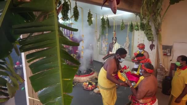 マレーシア ペナン州ブキット メルタジャム2022年3月18日 スリマリアマン寺院でインド人司祭が火鍋近くで供養 — ストック動画