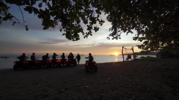 马来西亚槟城巴图貌 2022年3月30日 Atv车手在日落时离开海滩 一对夫妇坐在秋千上 — 图库视频影像