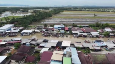 Tanjung Piandang, Perak, Malezya - 13 Eylül 2021: Hava manzaralı balıkçı köyü ve çeltik tarlası