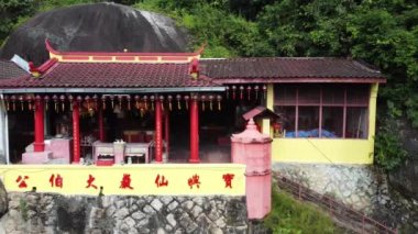 Ayer İtam, Penang, Malezya - 26 Ekim 2021: Tepe üzerindeki hava manzaralı Tua Pek Kong tapınağı