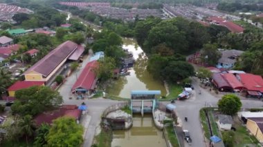 Penaga, Penang, Malezya - 29 Ekim 2021: Hava manzarası balıkçı iskelesine doğru ilerliyor