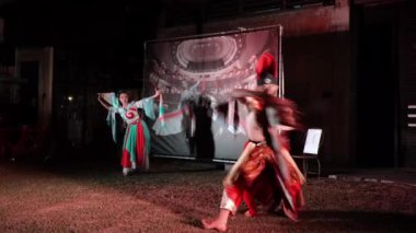 Georgetown, Penang, Malezya - 11 Aralık 2021: Performans Kuda Kepang ve geleneksel Çin dansları