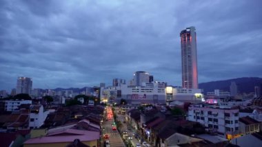 Georgetown, Penang, Malezya - 18 Aralık 2021: Alacakaranlık saatinde Panning Komtar binası