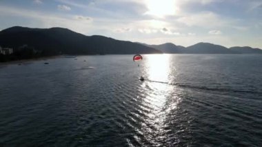 Georgetown, Penang, Malezya - 22 Aralık 2021: Günbatımı saatinde siluet paraşüt aktivitesi