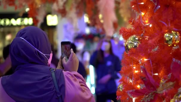 Джорджтаун Пенанг Малайзія 2021 Мусульманська Дівчинка Користується Телефоном Щоб Захопити — стокове відео
