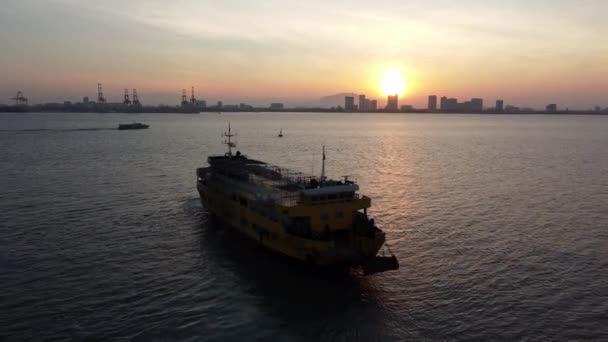 Georgetown Penang Malaysia Dec 2021 Silhouette Yellow Roro Ferry Move — стокове відео