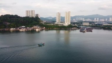 Batu Maung, Penang, Malezya - 11 Aralık 2022: Batu Maung 'daki balıkçı teknesi