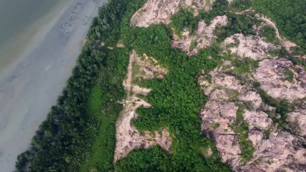 Rotación Aérea Mira Hacia Abajo Deforestación Colina Debido Minería Canteras — Vídeo de stock