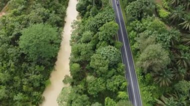 Nehrin yanındaki asfalt yola bak.