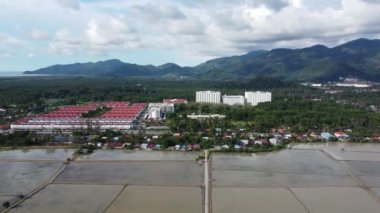 Hava kulesi hareket et ve Jalan Kuala Jalan Baru 'yu izle