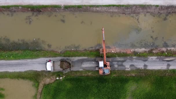 Aerial Top View Excavator Widening River — 图库视频影像