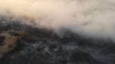 Hava dönüşümlü görüş alanı yangını yakıyor ve çöp sahasına zehirli duman salıyor.