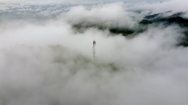 Vuelo Aéreo Hacia Adelante Movimiento Rápido Mañana Nube Baja Torre — Vídeo de stock