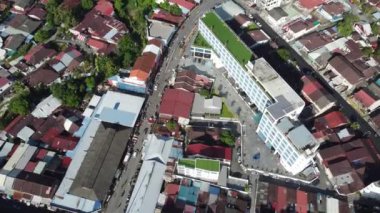 Ayer İtam, Penang, Malezya - 22 Ekim 2021: Öğleden sonra görüşünde Ayer İtam şehir ana yolu