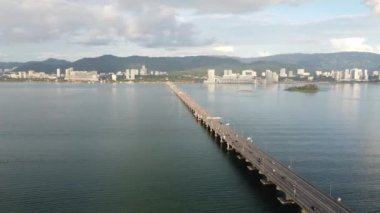 Batu Uban, Penang, Malezya - 23 Ekim 2021: Sabah Penang Adası 'na giden hava manzaralı araç trafiği