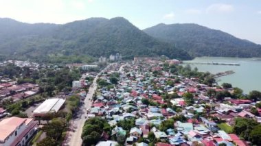 Georgetown, Penang, Malezya - 22 Aralık 2021: Deniz kıyısındaki yerleşim köyü üzerinde hava harekatı